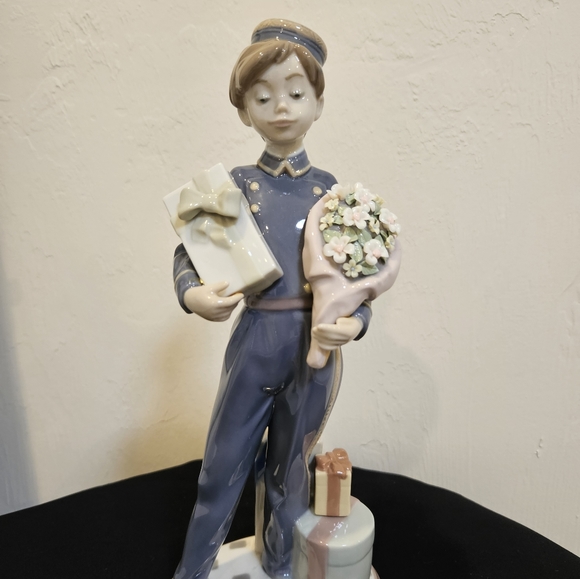 Lladro Porcelain Figurine "Bellhop Special Delivery" - Picture 1 of 9